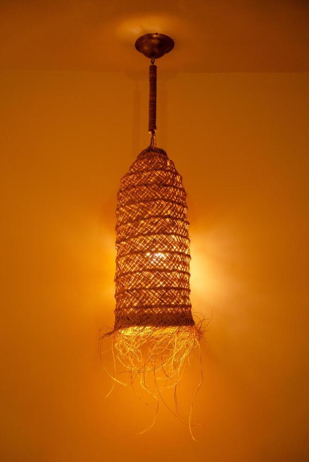 Riadsuerteloca Merzouga Hassilabied 外观 照片 A traditional lamp